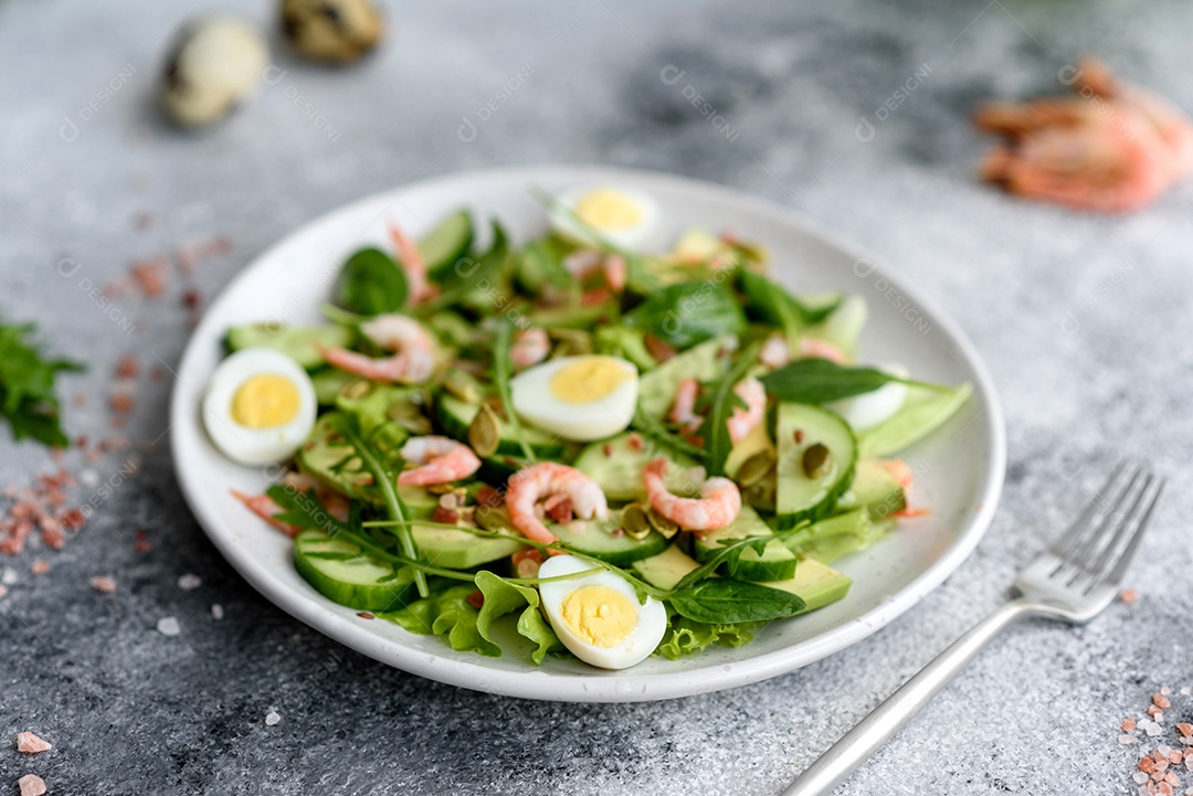 Salada com camarão, abacate, pepino, sementes de abóbora e linhaça com azeite. Prato de comida saudável