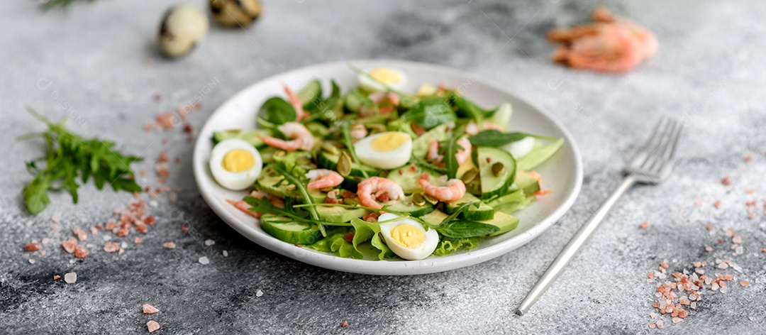 Salada com camarão, abacate, pepino, sementes de abóbora e linhaça com azeite. Prato de comida saudável