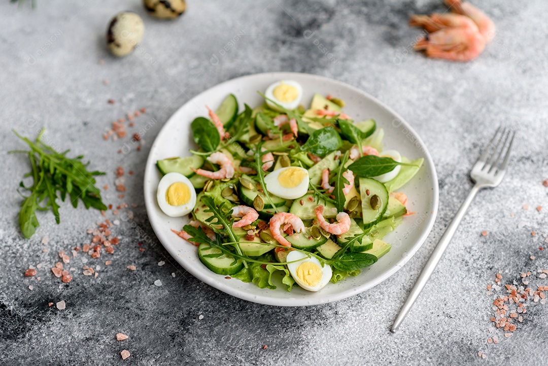 Salada com camarão, abacate, pepino, sementes de abóbora e linhaça com azeite. Prato de comida saudável
