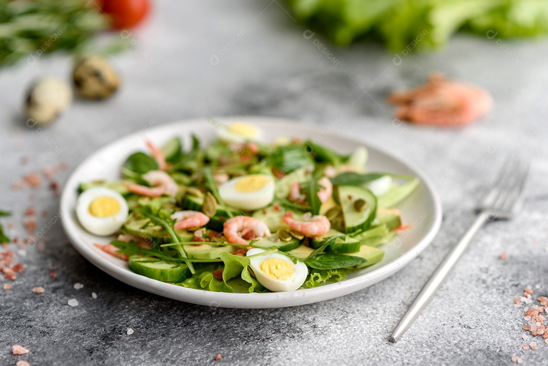 Salada com camarão, abacate, pepino, sementes de abóbora e linhaça com azeite. Prato de comida saudável