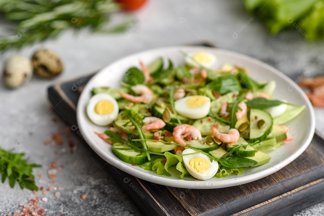 Prato de comida sobre uma mesa de madeira