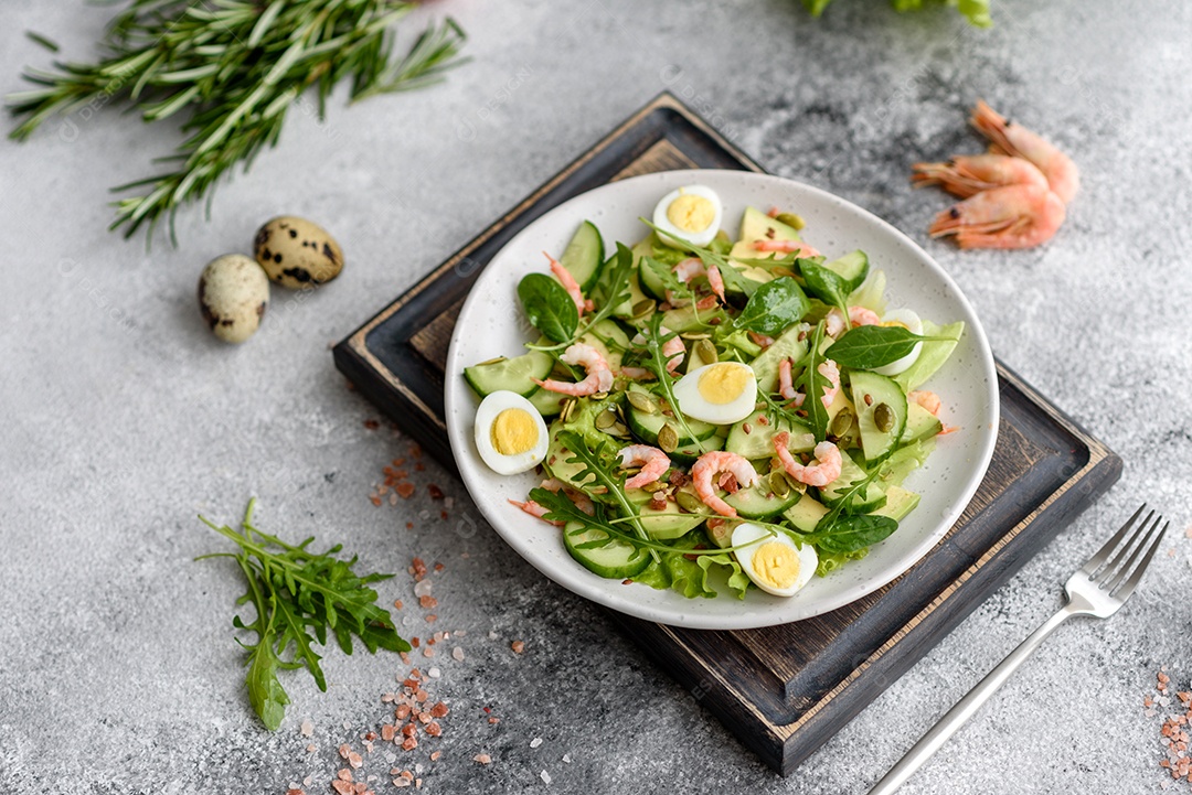 Salada com camarão, abacate, pepino, sementes de abóbora e linhaça com azeite. Prato de comida saudável