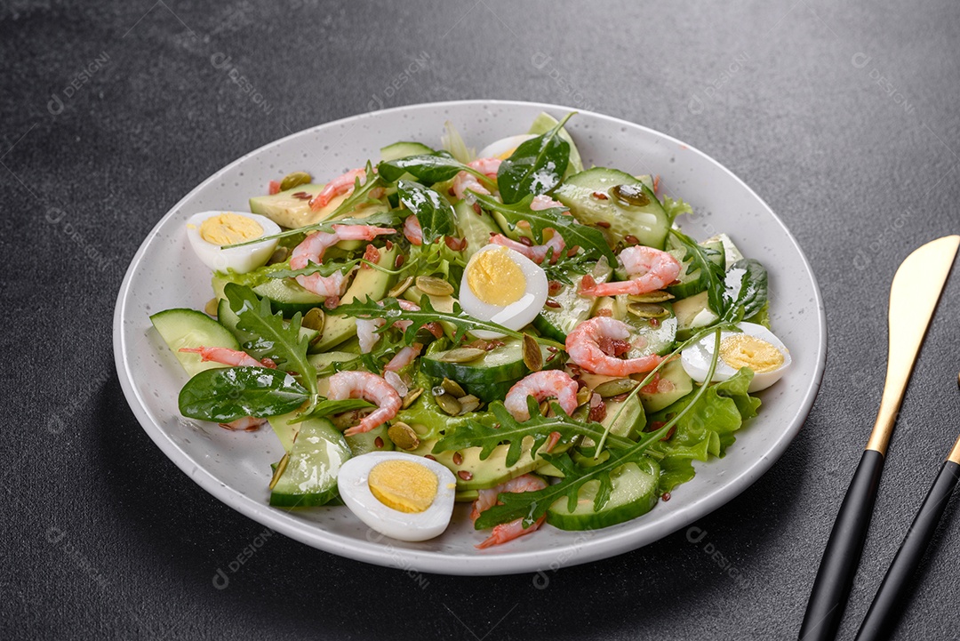 Salada com camarão, abacate, pepino, sementes de abóbora e linhaça com azeite. Prato de comida saudável