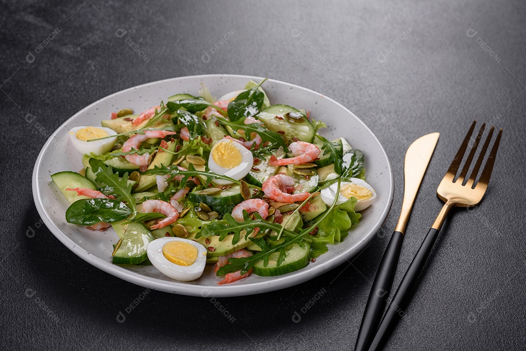 Salada com camarão, abacate, pepino, sementes de abóbora e linhaça com azeite. Prato de comida saudável