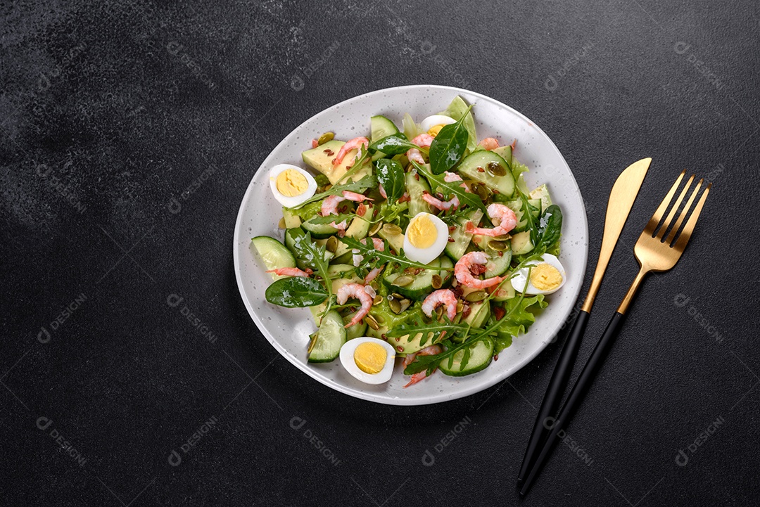 Salada com camarão, abacate, pepino, sementes de abóbora e linhaça com azeite. Prato de comida saudável