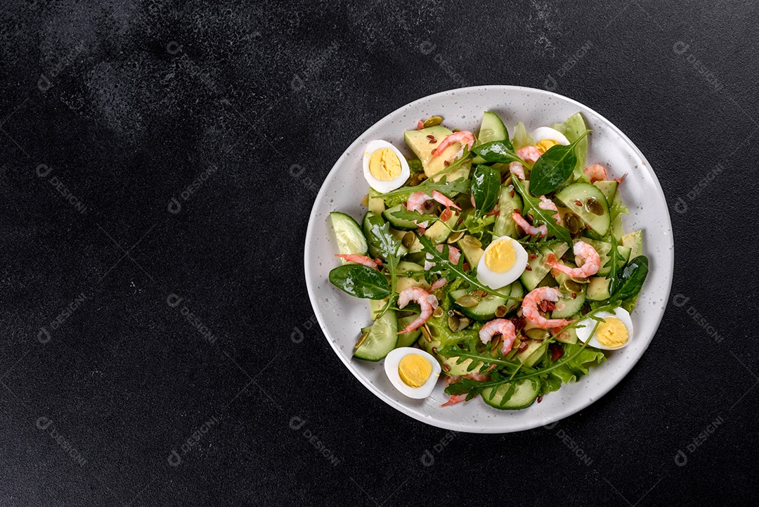 Salada com camarão, abacate, pepino, sementes de abóbora e linhaça com azeite. Prato de comida saudável