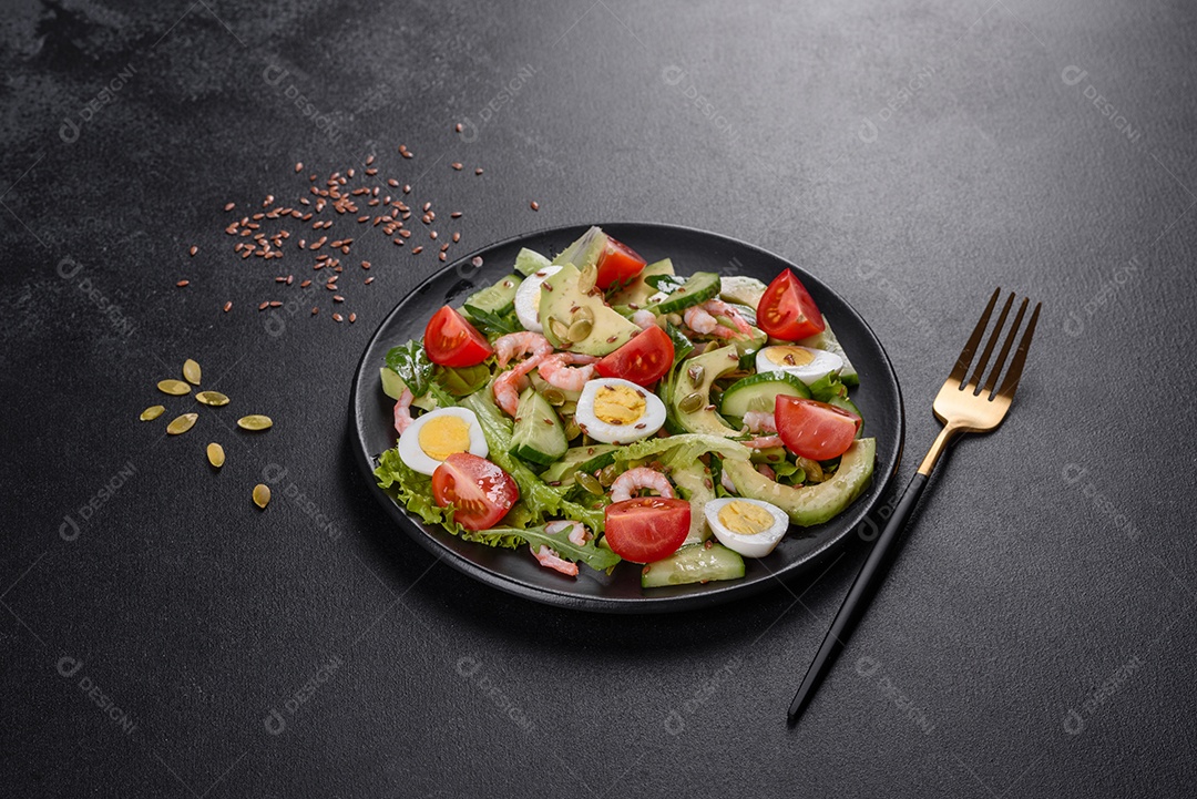 Salada com camarão, abacate, pepino, sementes de abóbora e linhaça com azeite. Prato de comida saudável