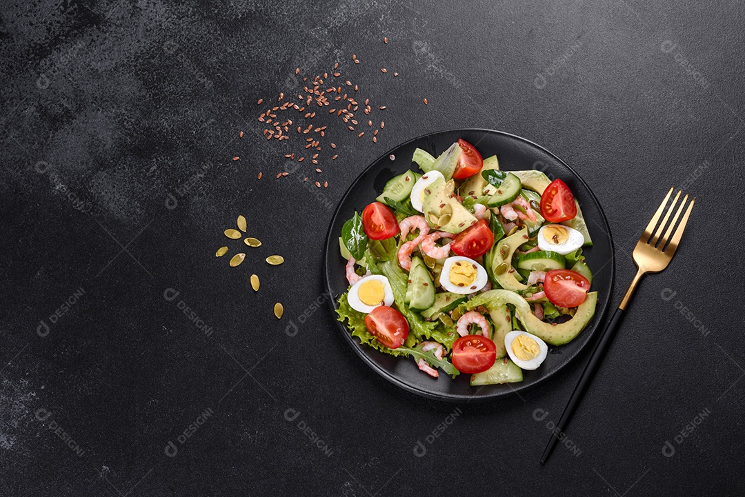 Salada com camarão, abacate, pepino, sementes de abóbora e linhaça com azeite. Prato de comida saudável