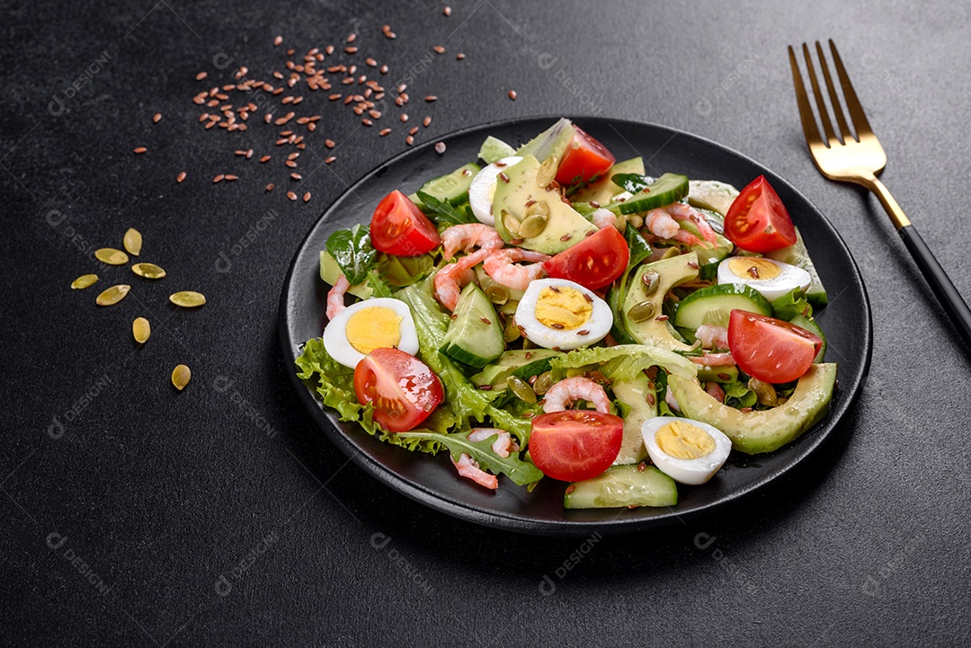 Salada com camarão, abacate, pepino, sementes de abóbora e linhaça com azeite. Prato de comida saudável