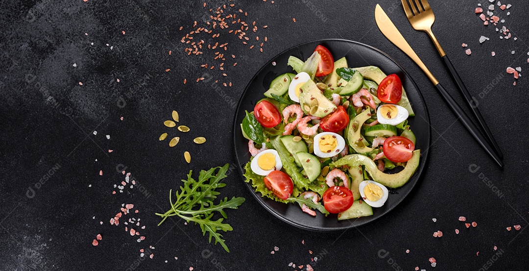 Salada com camarão, abacate, pepino, sementes de abóbora e linhaça com azeite. Prato de comida saudável