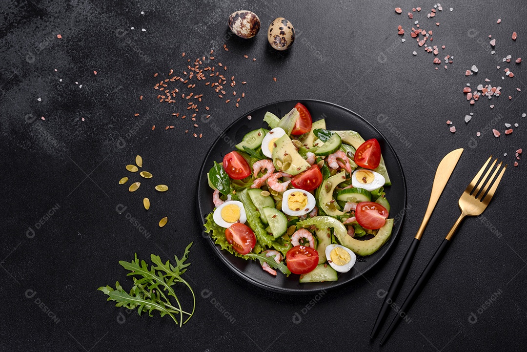 Salada com camarão, abacate, pepino, sementes de abóbora e linhaça com azeite. Prato de comida saudável