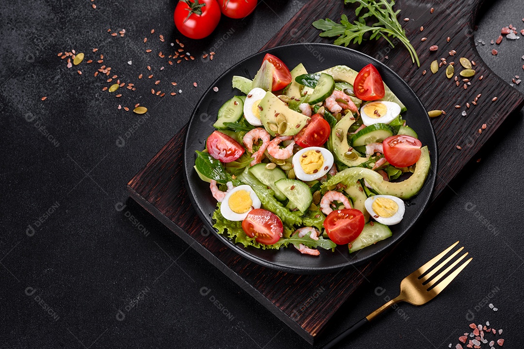 Salada com camarão, abacate, pepino, sementes de abóbora e linhaça com azeite. Prato de comida saudável