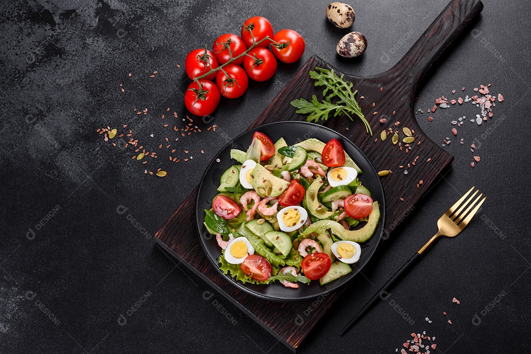 Salada com camarão, abacate, pepino, sementes de abóbora e linhaça com azeite. Prato de comida saudável