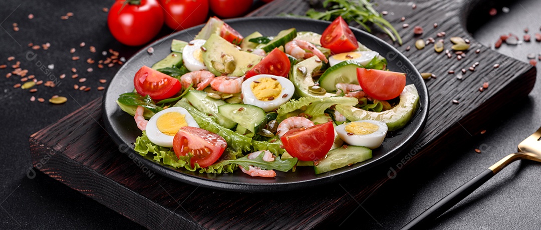 Salada com camarão, abacate, pepino, sementes de abóbora e linhaça com azeite. Prato de comida saudável