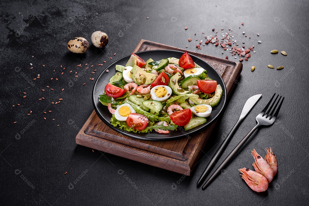 Salada com camarão, abacate, pepino, sementes de abóbora e linhaça com azeite. Prato de comida saudável