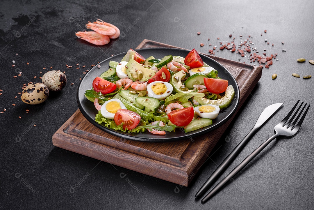 Salada com camarão, abacate, pepino, sementes de abóbora e linhaça com azeite. Prato de comida saudável