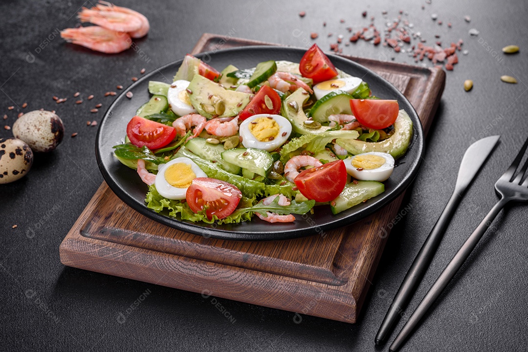 Salada com camarão, abacate, pepino, sementes de abóbora e linhaça com azeite. Prato de comida saudável