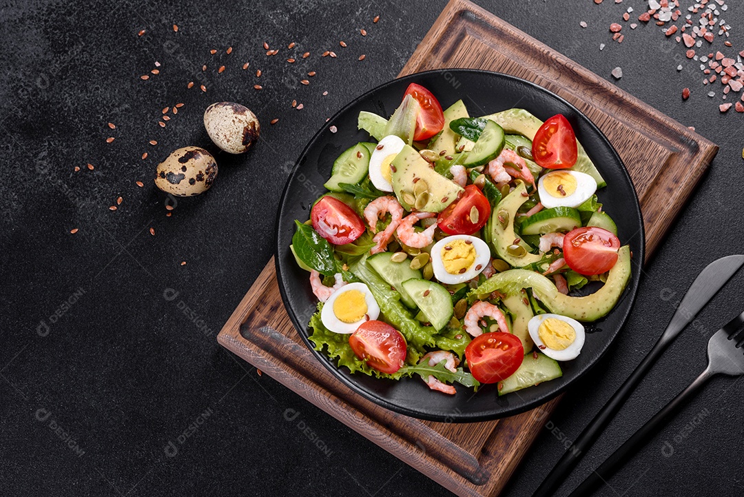 Salada com camarão, abacate, pepino, sementes de abóbora e linhaça com azeite. Prato de comida saudável