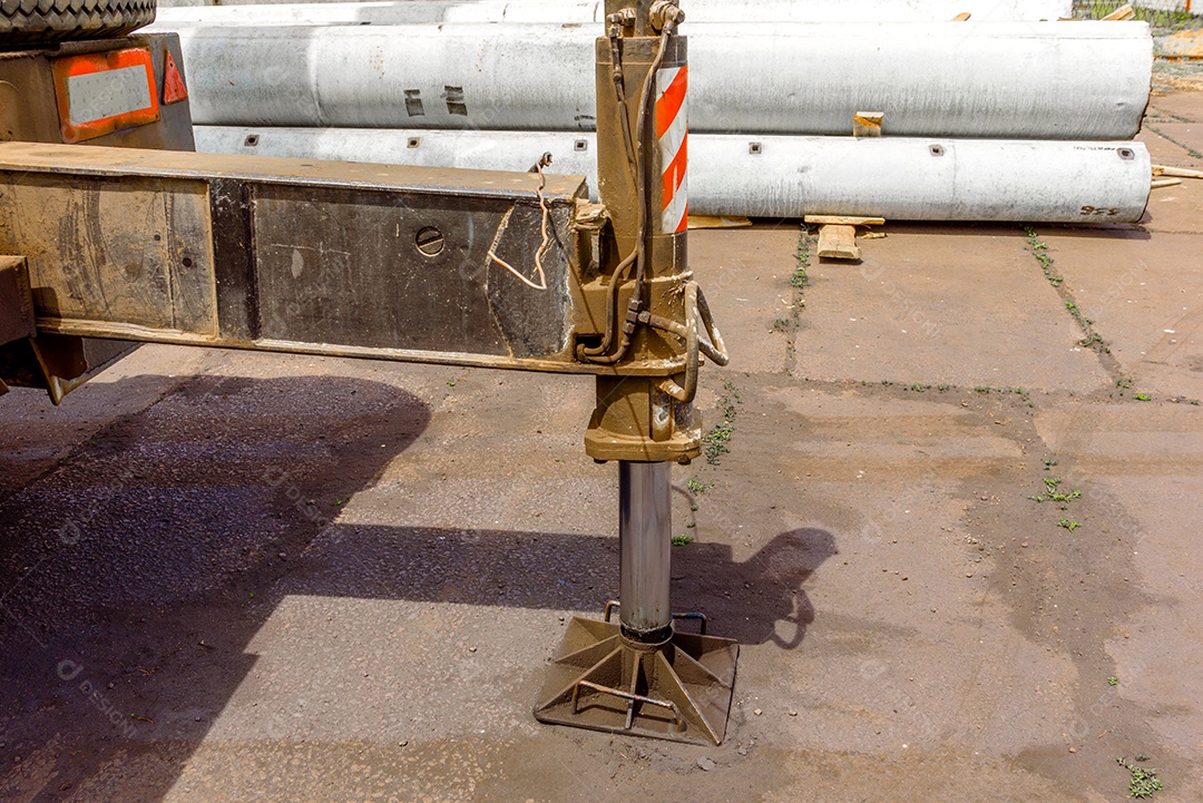 Descarga de postes de concreto de alta tensão no canteiro de obras por meio de guindaste. Preparação para instalação de linha de alta tensão