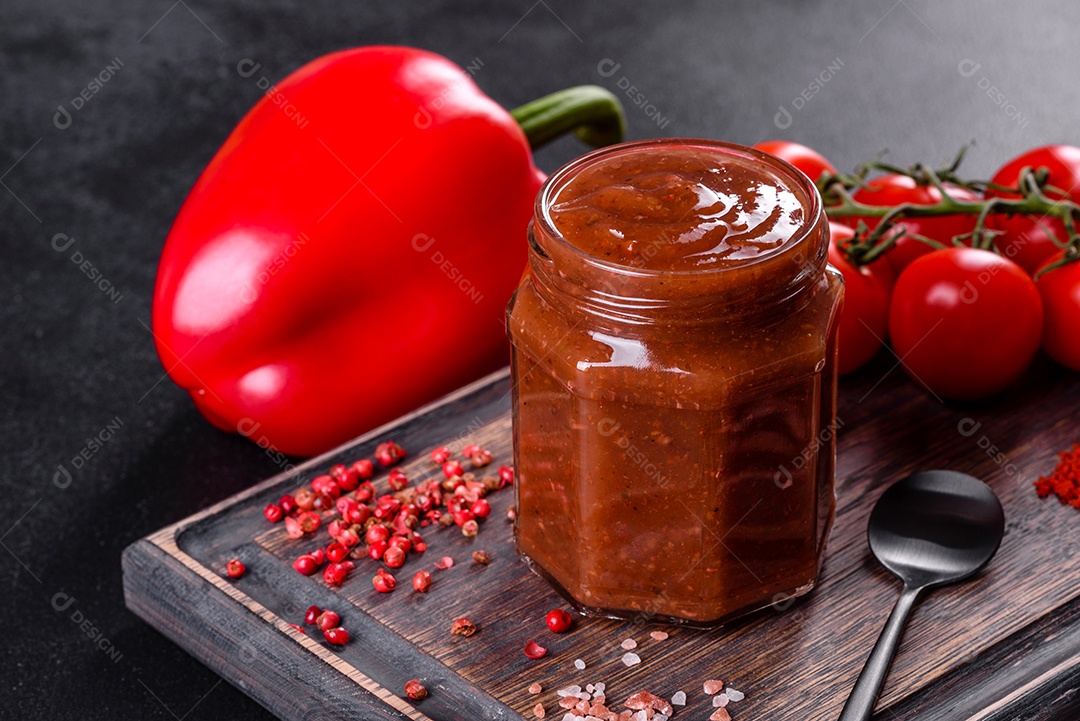 Molho de tomate sobre tábua de madeira