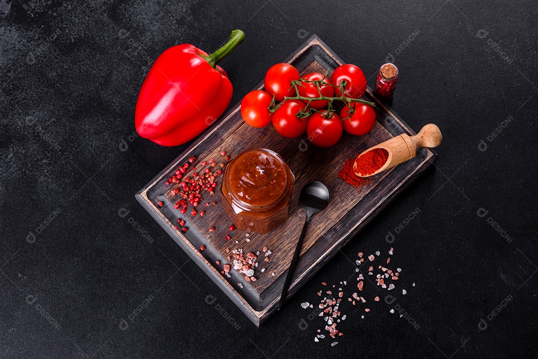 Molho de tomate sobre tábua de madeira