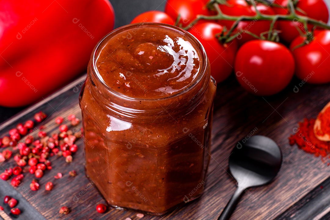 Molho de tomate sobre tábua de madeira