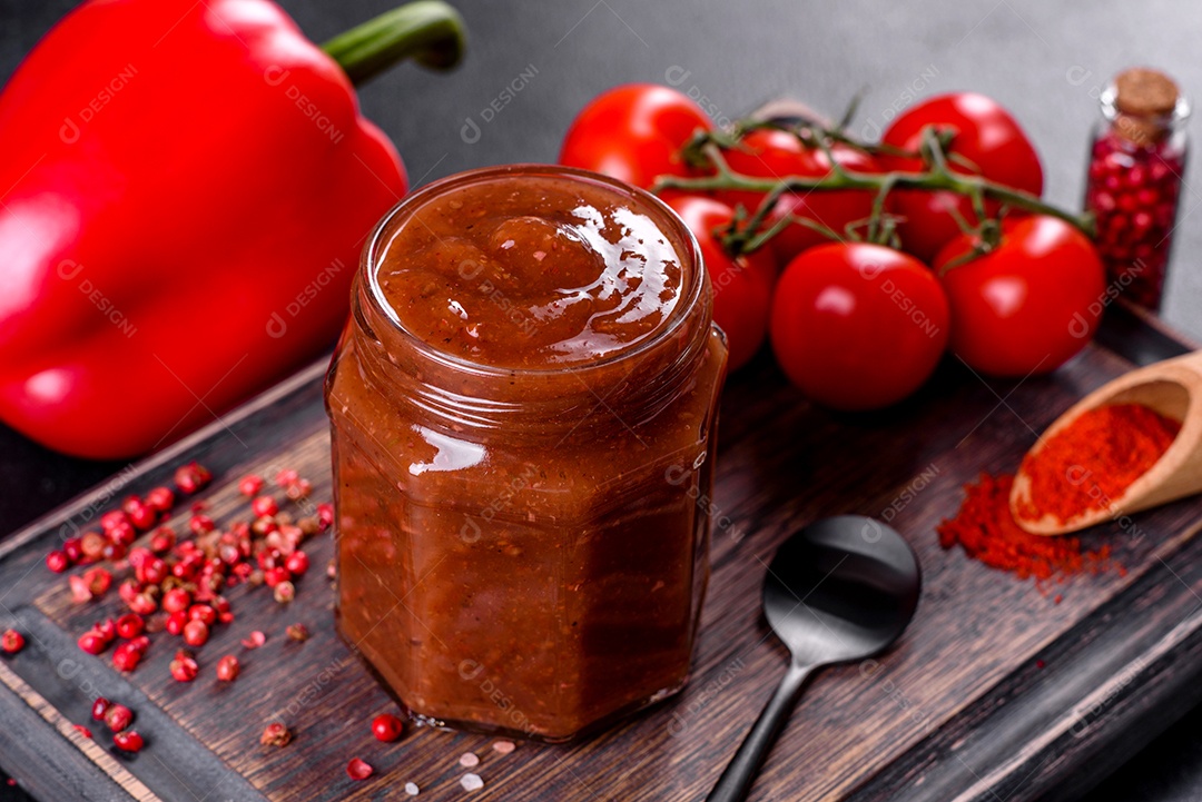 Molho de tomate sobre tábua de madeira