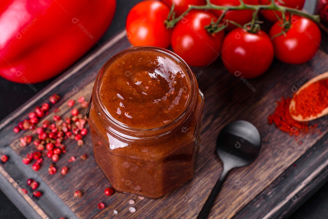 Molho de tomate sobre tábua de madeira