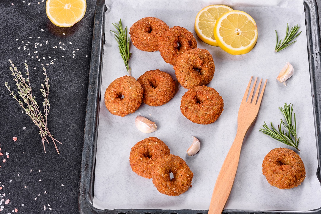 Fritas com limão sobre uma mesa
