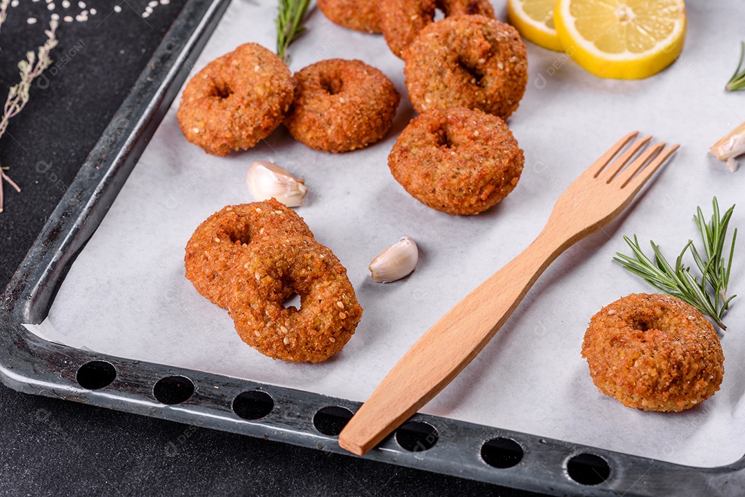 Fritas com limão sobre uma mesa