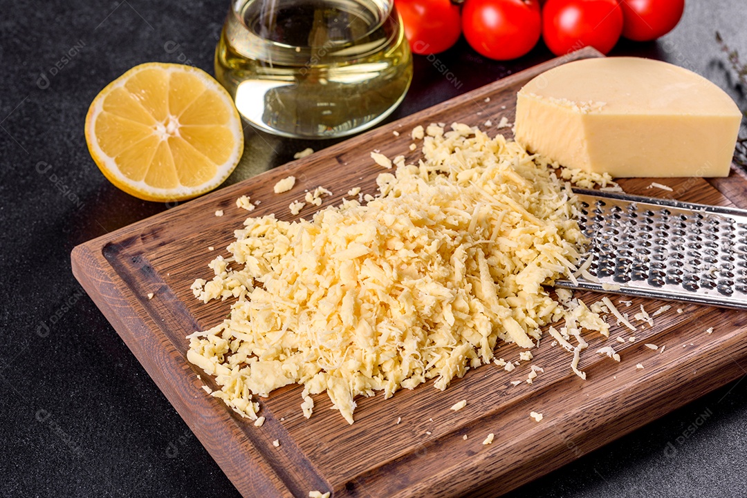 Queijo ralado sobre tábua de madeira