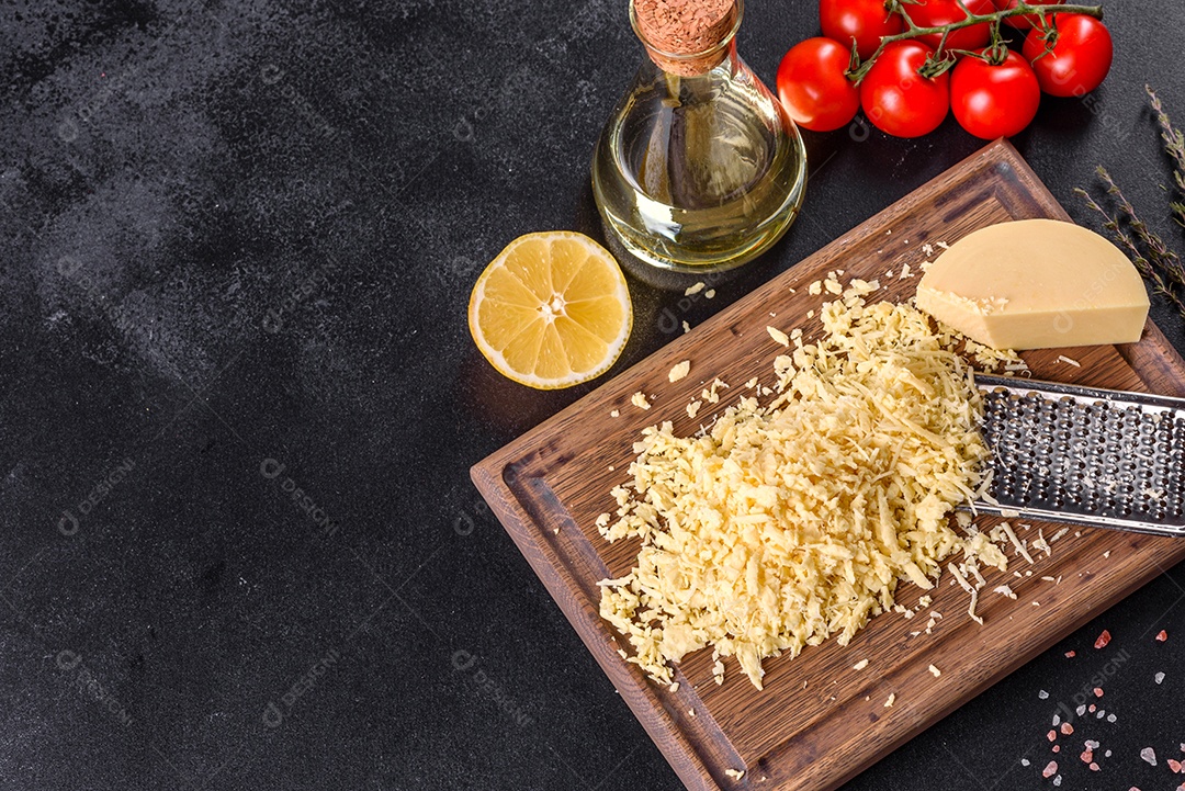 Queijo ralado sobre tábua de madeira
