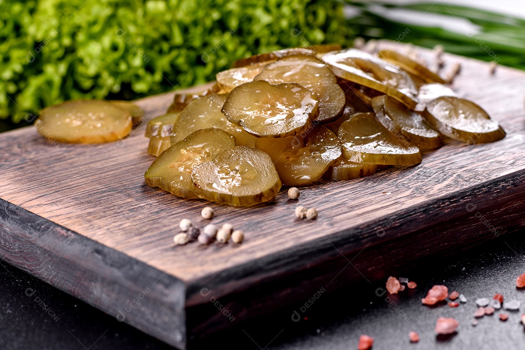 Saboroso pepino sobre tábua de madeira