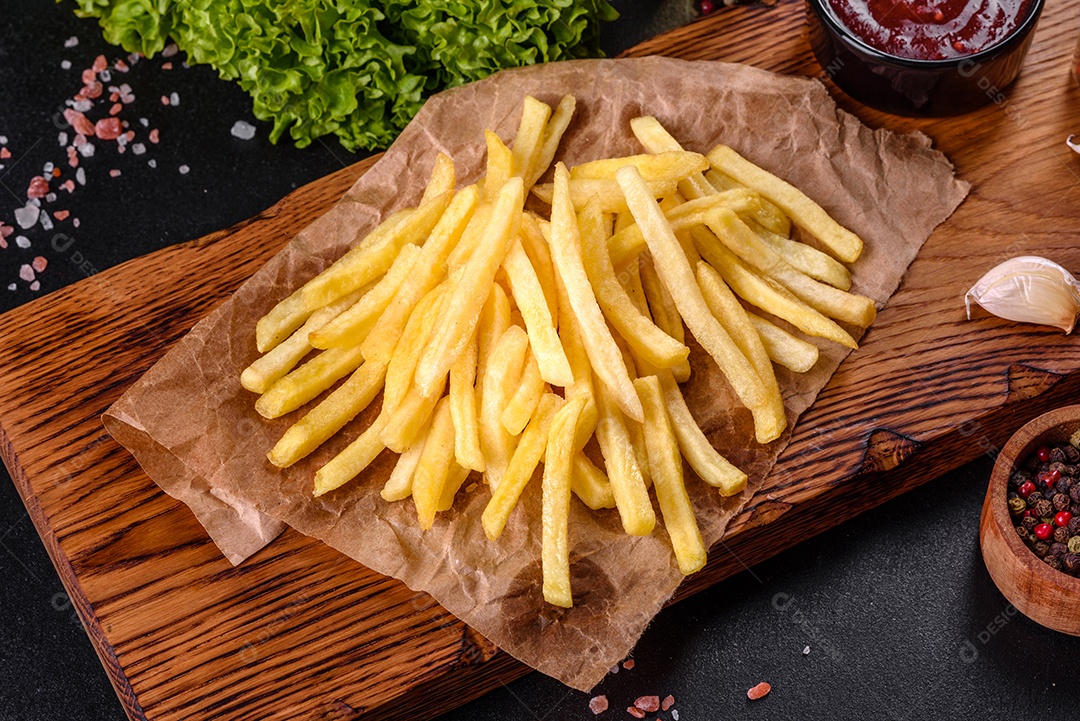 Batatas fritas sobre tábua de madeira