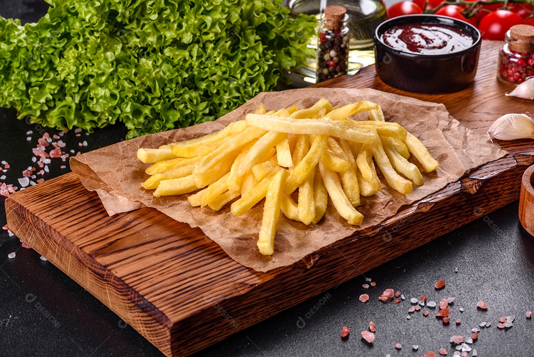 Batatas fritas sobre tábua de madeira