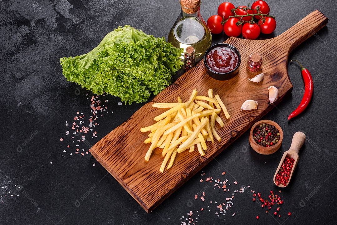 Batatas fritas sobre tábua de madeira