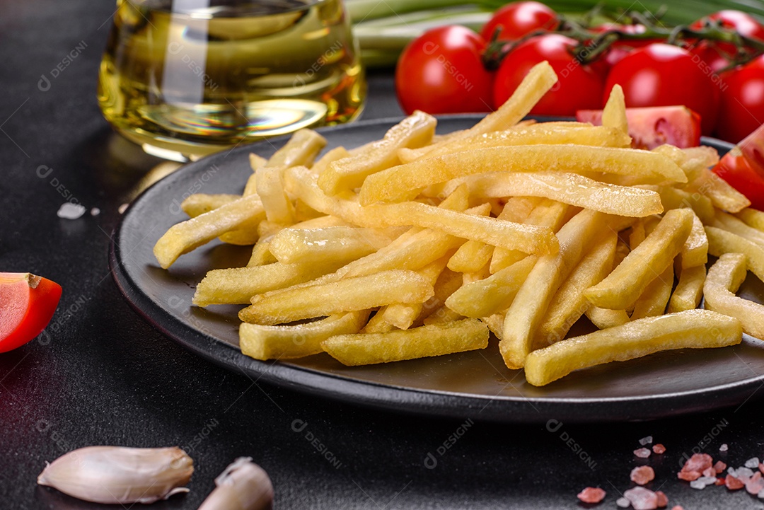 Batatas fritas sobre tábua de madeira