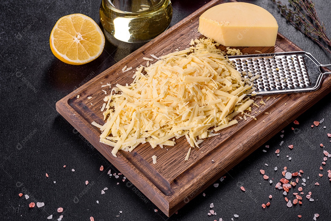 Queijo ralado sobre tábua de madeira