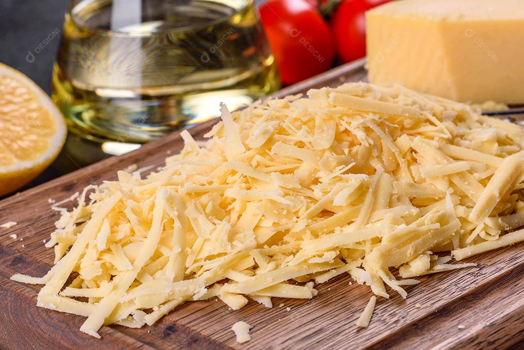 Queijo ralado sobre tábua de madeira