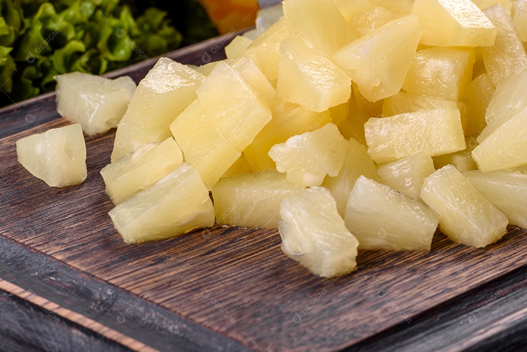 Frutas picadas sobre mesa madeira