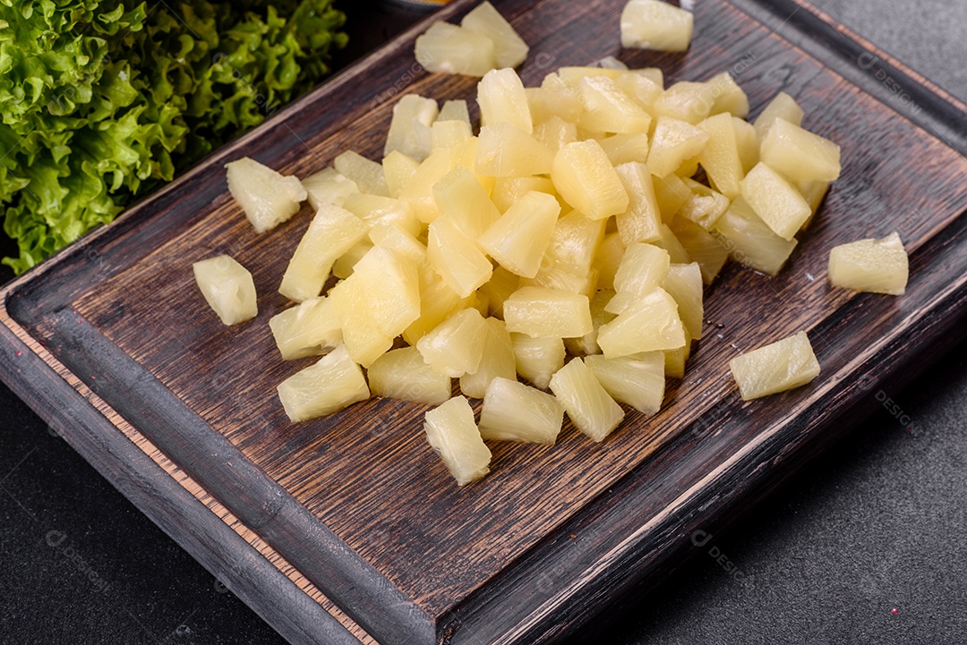 Queijo ralado sobre tábua de madeira