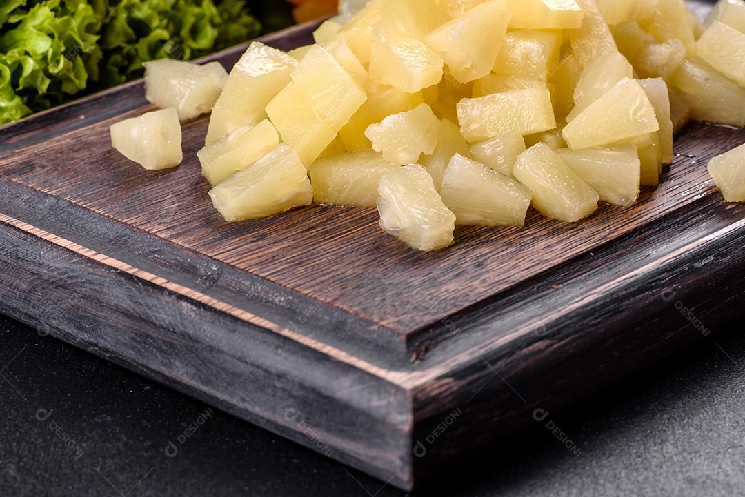 Queijo ralado sobre tábua de madeira