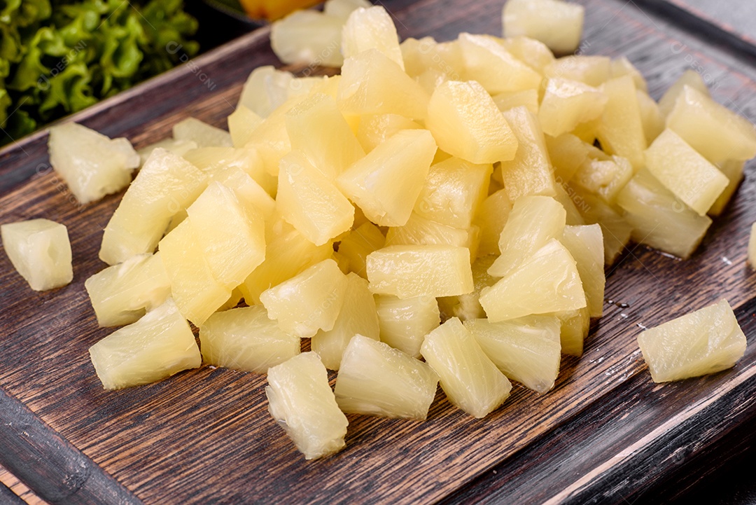 Queijo ralado sobre tábua de madeira