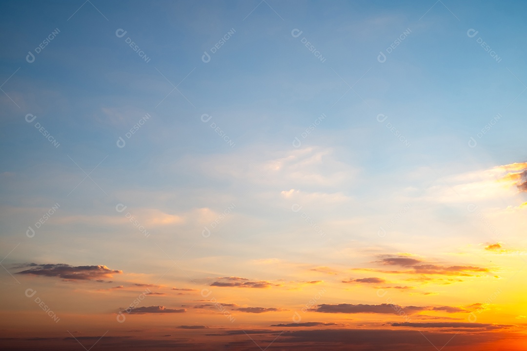 Céu lindo com nuvens ao entadecer