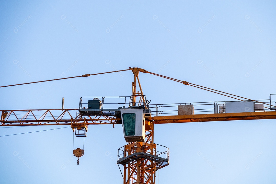 Guindaste no topo de um prédio em construção