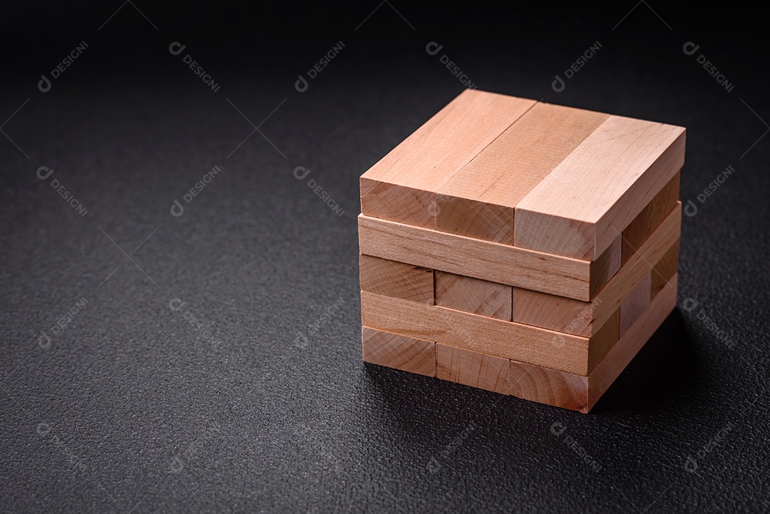 Blocos de madeira do jogo Jenga como ideia conceitual de risco para atingir um objetivo. Plano de fundo para sua ideia