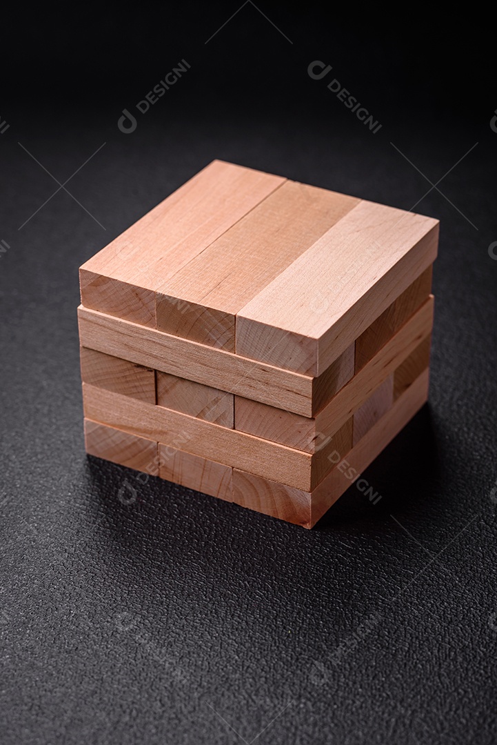 Blocos de madeira do jogo Jenga como ideia conceitual de risco para atingir um objetivo. Plano de fundo para sua ideia