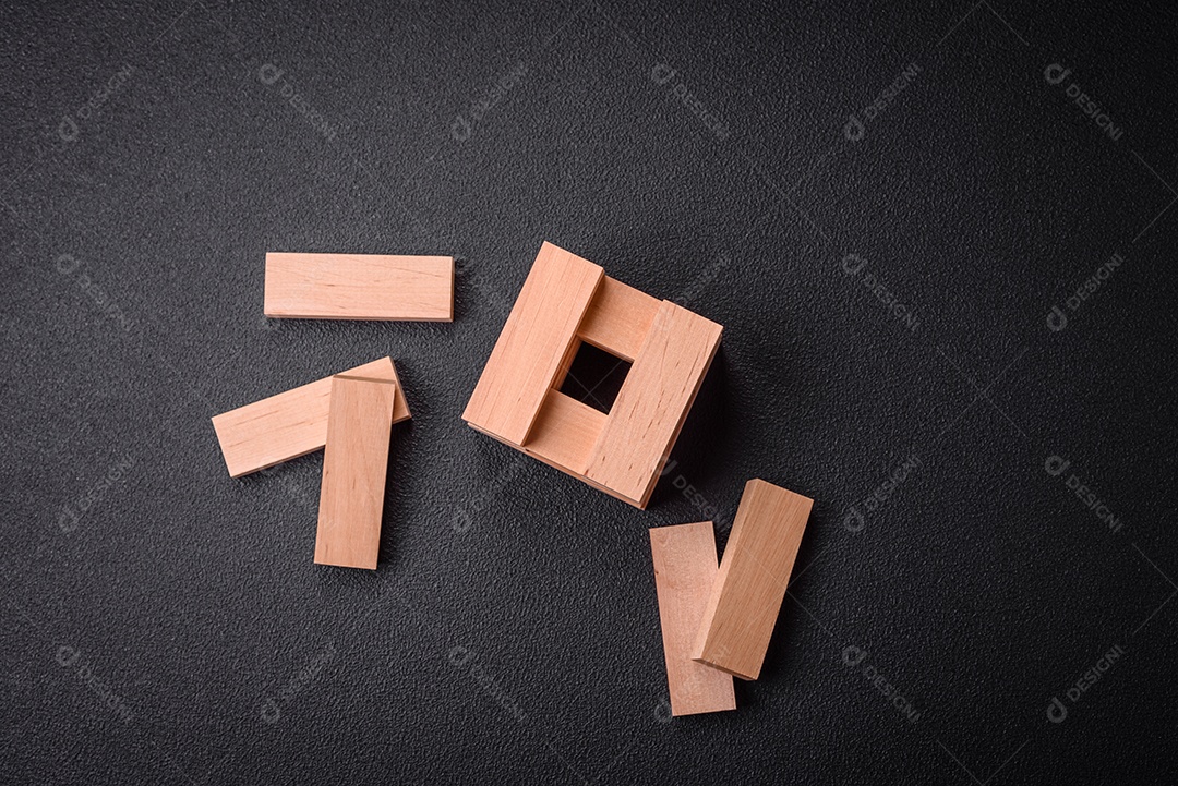 Blocos de madeira do jogo Jenga como ideia conceitual de risco para atingir um objetivo. Plano de fundo para sua ideia