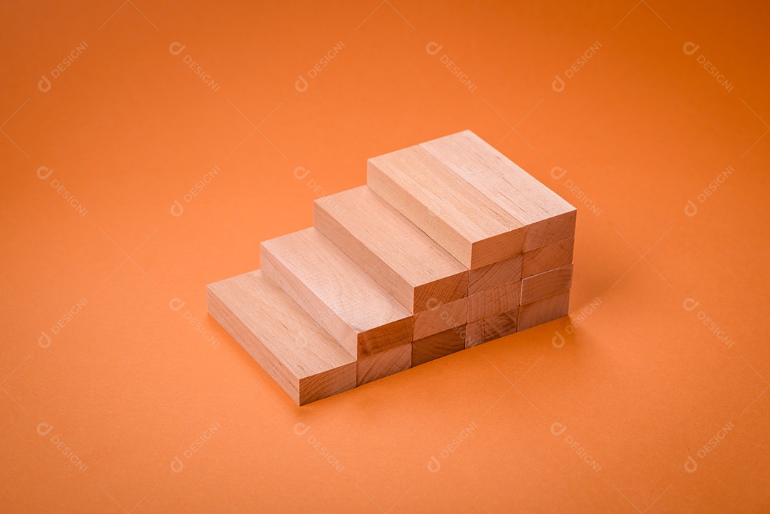 Blocos de madeira do jogo Jenga como ideia conceitual de risco para atingir um objetivo. Plano de fundo para sua ideia