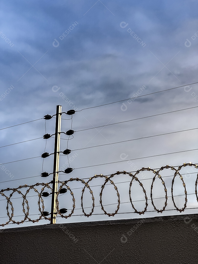 Cerca de segurança elétrica em uma parede com um céu